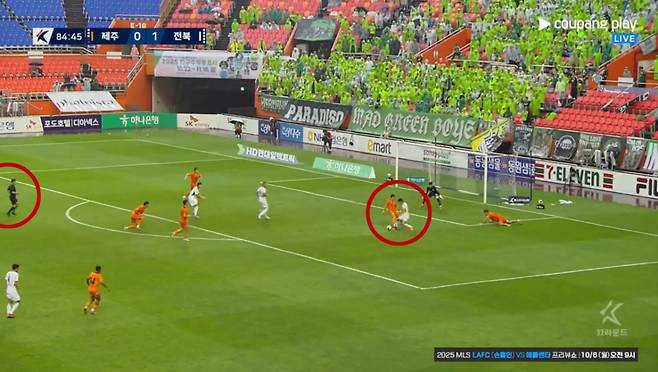 3일 제주월드컵경기장에서 열린 제주 SK와 전북 현대의 하나은행 K리그1 2025 32라운드 후반 39분, 전북 현대 전진우가 페널티 박스 안에서 제주 수비수 장민규에게 발목이 걸린 순간 장면과 이동준(왼쪽) 주심의 위치. /사진=중계화면 캡처
