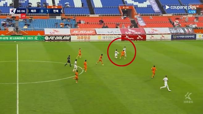 3일 제주월드컵경기장에서 열린 제주 SK와 전북 현대의 하나은행 K리그1 2025 32라운드 후반 추가시간, 전북 현대 이영재의 드리블 돌파 과정에서 유니폼을 잡아당기는 수비를 펼치는 제주 SK 수비수. 결국 파울 선언 없이 공을 따낸 제주는 이어진 마지막 공격에서 극장 동점골을 터뜨렸다. 이후 득점 장면에 대한 온 필드 리뷰가 진행됐지만, 정작 이 장면은 리뷰 대상에서 빠졌다. /사진=중계화면 캡처