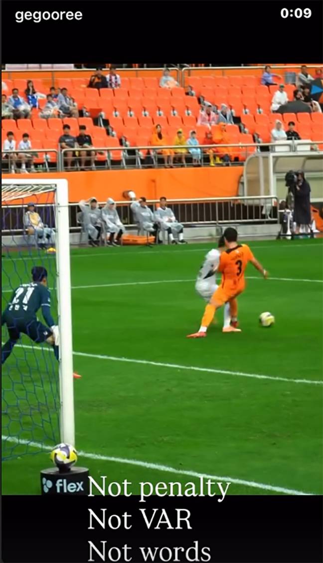 거스 포옛 전북 현대 감독이 3일 제주 SK전 이후 소셜 미디어(SNS)를 통해 공개적으로 비판한 전진우의 노 페널티킥 선언 장면. /사진=포옛 SNS 캡처