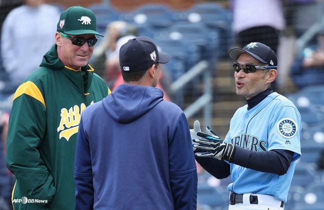 2021시즌 이치로(오른쪽)와 이야기를 하고 있는 오클랜드 시절 멜빈 감독(왼쪽). /AFPBBNews=뉴스1