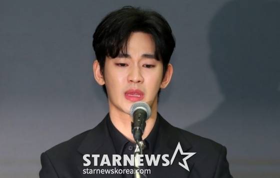 [서울=뉴시스] 김혜진 기자 = 배우 김수현이 31일 오후 서울 마포구 스탠포드호텔에서 기자회견을 열고 자신을 둘러싼 의혹에 대해 입장을 밝히고 있다. 2025.03.31. jini@newsis.com /사진=김혜진