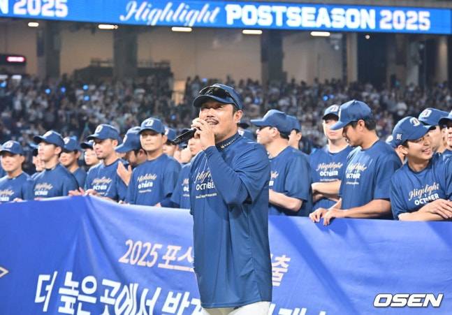 이호준 NC 감독이 4일 창원 SSG전 승리 후 팬들에게 인사하고 있다.