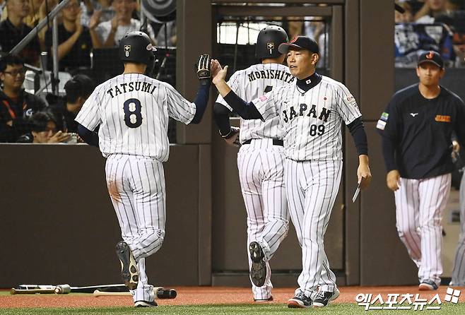 15일 오후 대만 타이베이돔에서 열린 '2024 WBSC(세계야구소프트볼연맹) 프리미어12' B조 조별리그 3차전 대한민국과 일본의 경기, 5회말 2사 만루 일본 마키의 2타점 적시타 때 이바타 감독이 그라운드로 나와 득점 올린 선수들을 맞이하고 있다. 엑스포츠뉴스 DB
