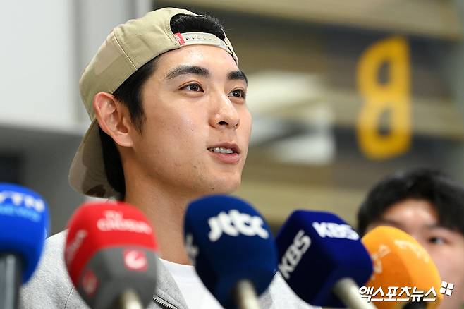 미국프로야구 메이저리그(MLB)에서 시즌을 마친 이정후(샌프란시스코 자이언츠)가 30일 오후 인천국제공항을 통해 귀국했다.  이정후가 입국장을 나서 인터뷰를 하고 있다.  풀타임 시즌을 소화한 이정후는 타율 0.266(560타수 149안타), 8홈런 55타점 10도루 73득점에 OPS(출루율+장타율) 0.734를 기록했다. 엑스포츠뉴스 DB