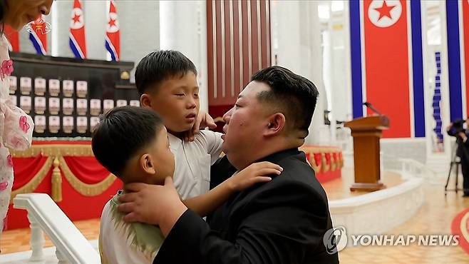 김정은, 러 파병 희생자 유가족 위로 (서울=연합뉴스) 김정은 북한 국무위원장이 해외작전에서 희생된 '열사'들을 추모하며 "귀한 아들들을 지켜주지 못한 안타까움"을 표현하고 유가족들에게 위로의 마음을 전했다고 조선중앙TV가 22일 보도했다. [조선중앙TV 화면] 2025.8.22 
    [국내에서만 사용가능. 재배포 금지. For Use Only in the Republic of Korea. No Redistribution] nkphoto@yna.co.kr