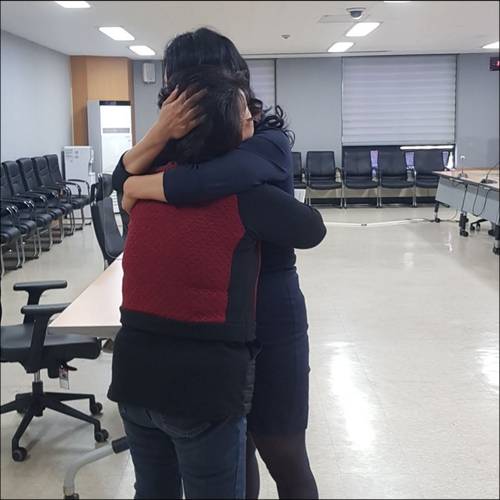 2022년 3월 친엄마 상봉하는 네덜란드 입양인 미샤 블록(키 큰 여성) [류동익 박사 제공]