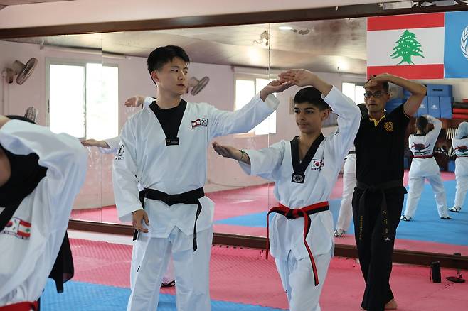 태권도 가르치는 동명부대 동명부대 태권도 교관이 압바시아 시청에서 현지인 대상 태권도 교육 간 자세를 교정해주고 있다. 2025.10.4 [합참 제공. 재판매 및 DB 금지]