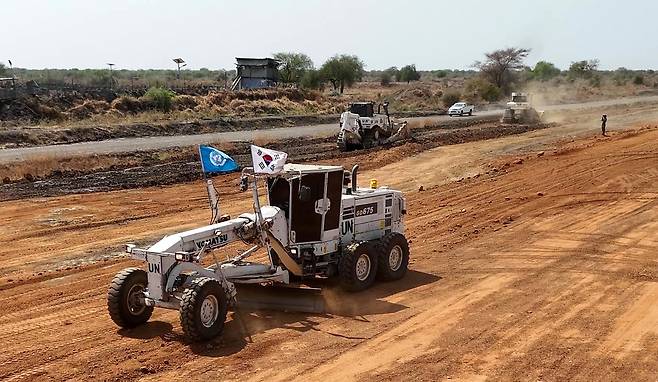 보르 공항 보수 공사하는 한빛부대 한빛부대 장병들이 보르 공항 보수 작전으로 활주로 1.8km를 신설하고 있다. 2025.10.4 [합참 제공. 재판매 및 DB 금지]