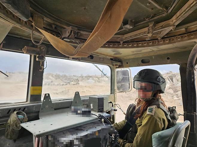 가자지구 3번째 배치된 샤케드 (텔아비브=연합뉴스) 샤케드가 이스라엘군 방탄차량을 타고 이동하는 모습. 창밖으로 공습 피해를 입은 거리가 보인다. [독자 제공. 재판매 및 DB 금지]