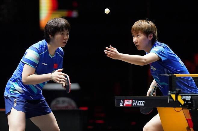 중국 스매시 여자복식에 나선 왕만위(오른쪽)와 콰이만 [ITTF 홈피 제공. 재판매 및 DB 금지]