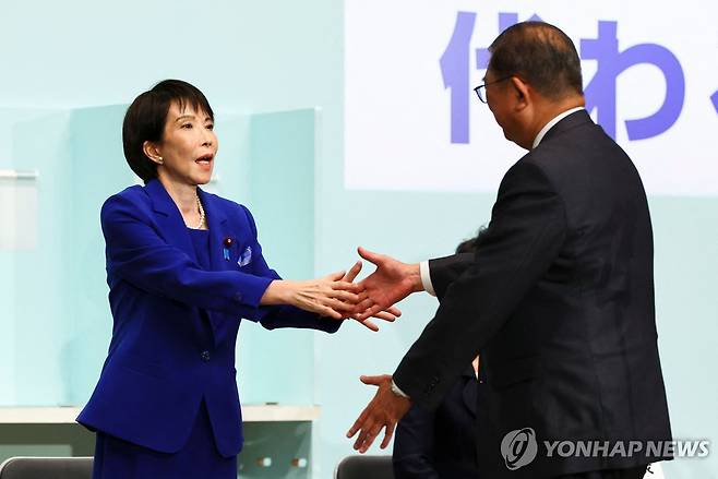 이시바 총리와 악수하는 다카이치 자민당 총재 (도쿄 AFP=연합뉴스) 다카이치 사나에 신임 일본 집권 자민당 총재가 4일 총재 선거 이후 이시바 시게루 총리와 악수하고 있다.