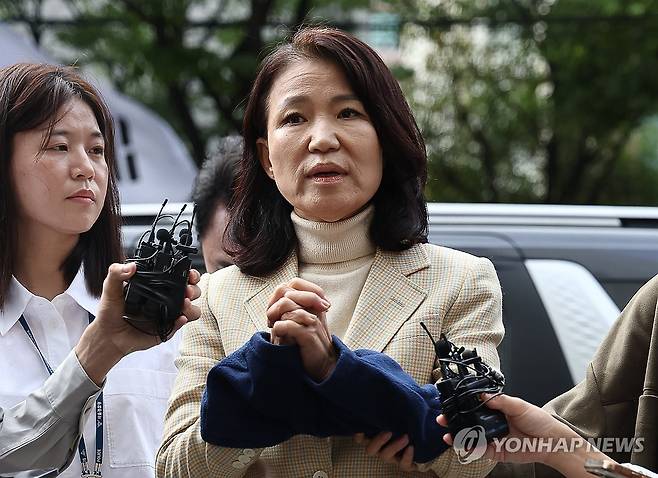 이진숙 전 방통위원장, 체포적부심사 출석 (서울=연합뉴스) 윤동진 기자 = 이진숙 전 방송통신위원장이 4일 오후 체포적부심사를 받기 위해 서울남부지법으로 들어서며 발언하고 있다. 2025.10.4 mon@yna.co.kr