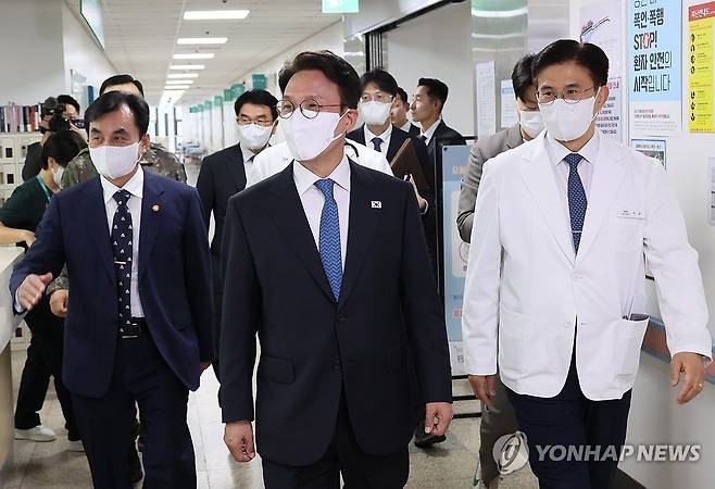 국군수도병원 방문한 김민석 국무총리 (성남=연합뉴스) 이정훈 기자 = 김민석 국무총리가 추석 연휴 둘째날인 4일 경기도 성남시 국군수도병원을 방문해 입원 중인 병사들을 위로하기 위해 병실로 향하고 있다. 2025.10.4 uwg806@yna.co.kr