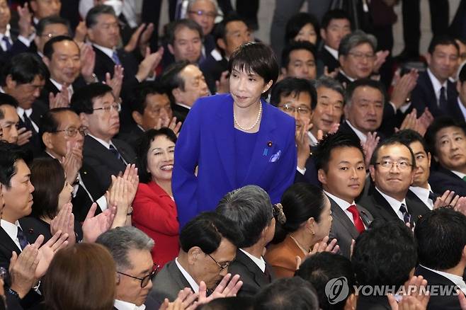 새 자민당 총재로 선출된 다카이치 사나에 의원 (도쿄 교도·AP=연합뉴스) 4일 일본 집권 자민당 총재 선거에서 승리한 다카이치 사나에 의원이 동료 의원들의 축하를 받고 있다.