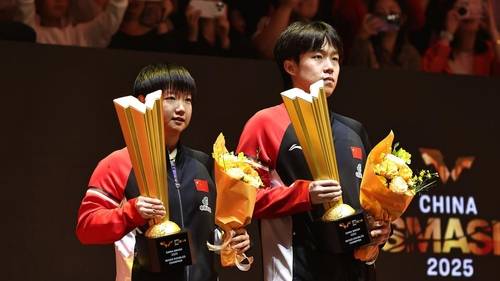 중국 스매시 혼합복식 우승을 차지한 왕추친(오른쪽)과 쑨잉사 [ITTF 홈피 제공. 재판매 및 DB 금지]