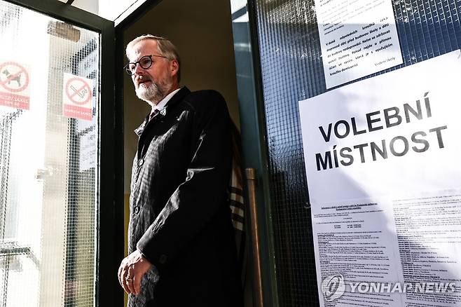 투표하고 나오는 페트르 피알라 총리 [EPA 연합뉴스. 재판매 및 DB 금지]