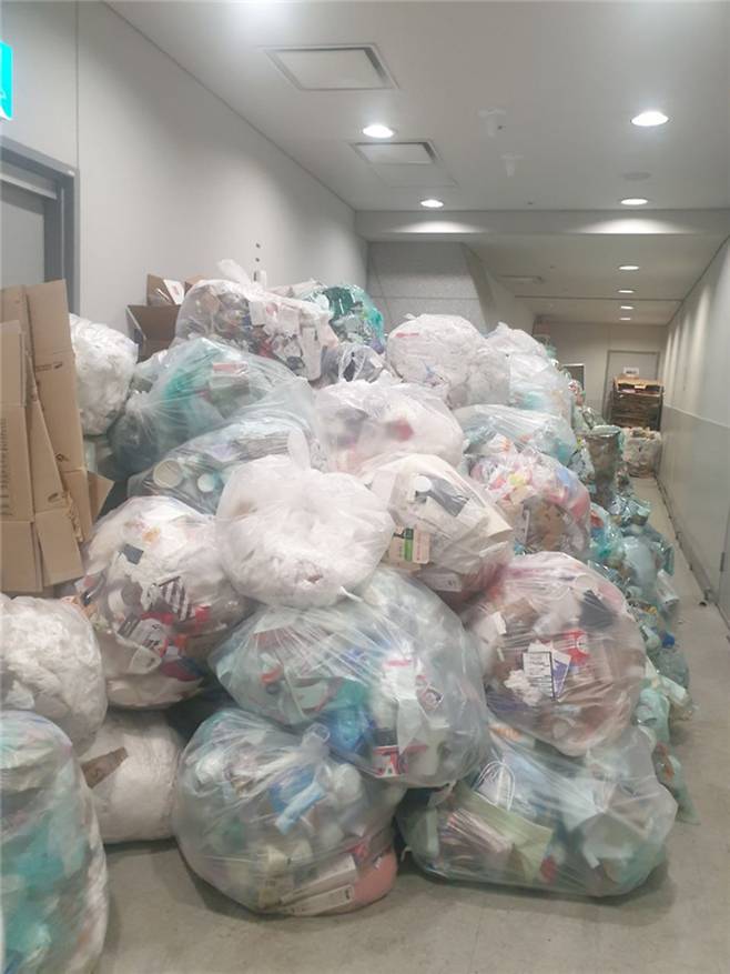 ▲ 파업 5일차를 맞은 인천국제공항 사무실에 쓰레기가 쌓여 있다. /사진제공=민주노총 공공운수노조 인천공항지역본부