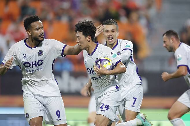 5일 강릉 하이원아레나에서 열린 K리그1 32라운드 강원FC와 FC안양 경기서 동점골을 터트린 안양 김보경이 공을 들고 뛰고 있다. 사진=한국프로축구연맹