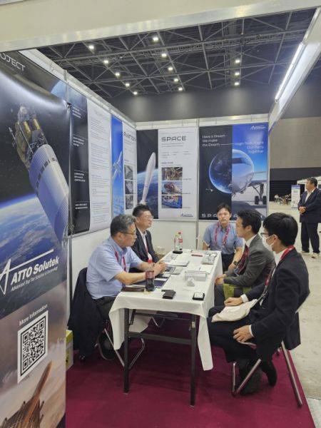 경남테크노파크가 일본 나고야시에서 열린 '2025 에어로마트 나고야'에 참가한 아토솔루텍이 일본 등지의 기업과 상담하는 것을 지원하고 있다.