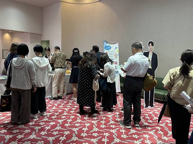 지난달 24일 일본 히로시마 JMS애스터플라자 대공연장 로비에 마련된 한국관광공사 홍보 부스에 관객들이 북적이고 있다. <사진=정수민기자>