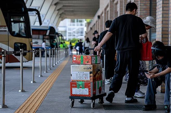 지난 2일 서울 서초구 서울고속버스터미널에서 시민들이 버스를 타기 위해 이동하고 있다. 뉴시스