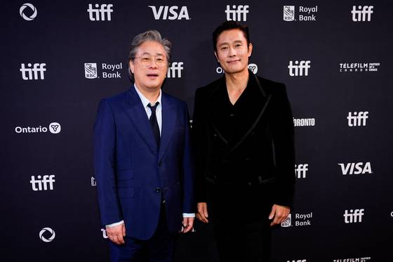 영화 '어쩔수가없다'의 박찬욱 감독과 배우 이병헌이 제50회 토론토국제영화제에 참석, 공식 상영에 앞서 레드카펫을 걸으며 현지의 뜨거운 관심과 환호를 받았다. 〈사진=REUTERS·연합뉴스〉