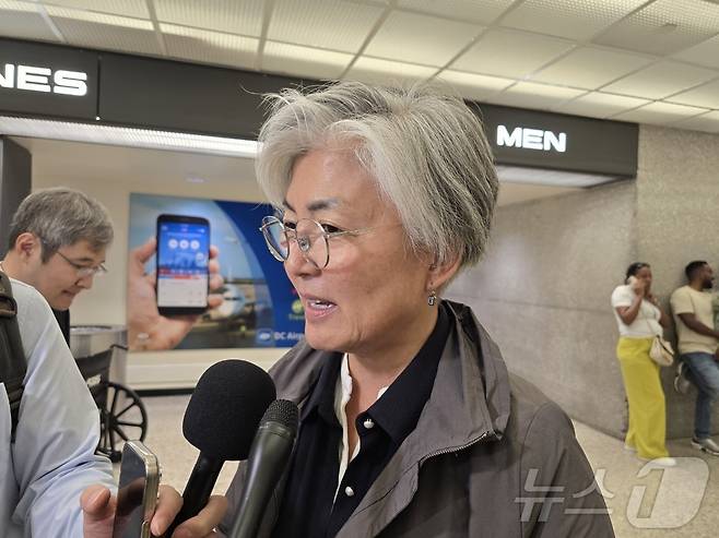 강경화 주미한국대사가 4일(현지시간) 워싱턴DC 인근 덜레스 국제공항을 통해 입국하며 부임 소감을 밝히고 있다. 강 대사는 "어려운 난제들이 꼬여 있는 만큼 공관의 모든 역량을 동원해 한미 간 문제들이 잘 풀릴 수 있도록 최대한 노력하겠다＂라고 말했다. 강 대사는 선결 과제로 한국 근로자 비자 문제와 무역합의 후속협상을 꼽았다. ⓒ News1 류정민 특파원