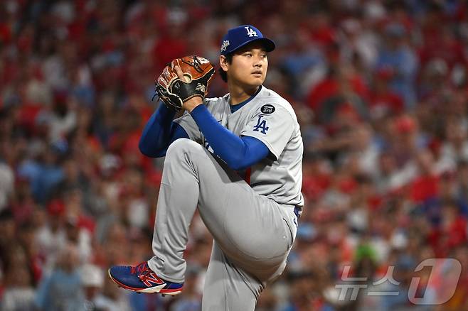 LA 다저스 오타니 쇼헤이가 5일(한국시간) 열린 필라델피아 필리스와 2025 MLB 내셔널리그 디비전시리즈 1차전에서 선발 등판해 6이닝 9탈삼진 3실점 역투를 펼쳐 팀의 5-3 승리를 이끌었다. ⓒ 로이터=뉴스1