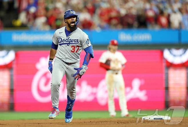 LA 다저스 테오스카 에르난데스가 5일(한국시간) 열린 필라델피아 필리스와 2025 MLB 내셔널리그 디비전시리즈 1차전에서 7회초 역전 3점포를 터뜨려 팀의 5-3 승리를 이끌었다. ⓒ AFP=뉴스1