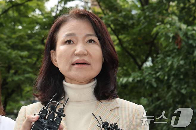 공직선거법·국가공무원법 위반 등 혐의로 체포된 이진숙 전 방송통신위원장이 4일 오후 서울 양천구 서울남부지방법원에서 열린 체포적부심사에 출석하며 입장을 밝히고 있다. 2025.10.4/뉴스1 ⓒ News1 이광호 기자