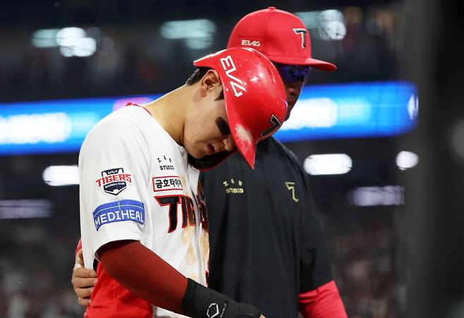 KIA 김도영이 5월27일 광주-기아 챔피언스 필드에서 열린 2025 KBO리그 키움과 경기에서 5회말 2루 도루에 성공한 후 부상으로 교체되고 있다. 사진 | 광주=연합뉴스