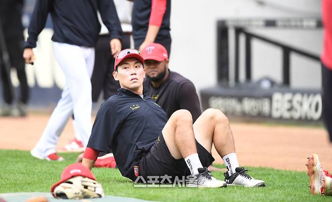 KIA 서건창이 21일 광주기아챔피언스필드에서 열리는 삼성과 2024 KBO 한국시리즈 1차전에 앞서 몸을 풀고 있다. 광주 | 최승섭기자 thunder@sportsseoul.com