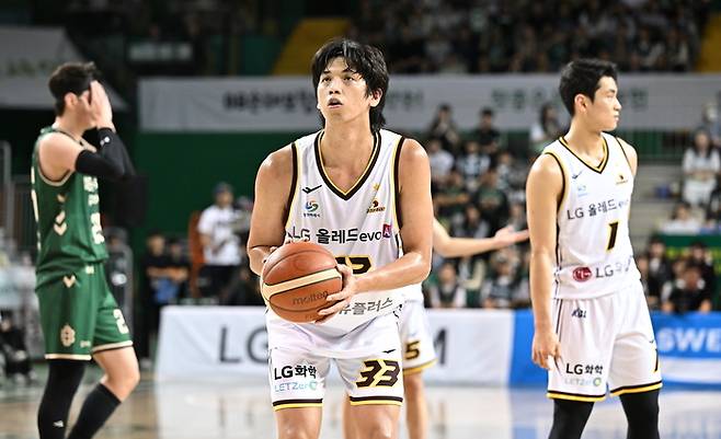 LG 칼 타마요가 5일 강원도 원주시 원주DB프로미아레나에서 열린 2025~26 LG전자 프로농구 정규시즌 DB전에서 자유투를 시도하고 있다. 사진 | KBL