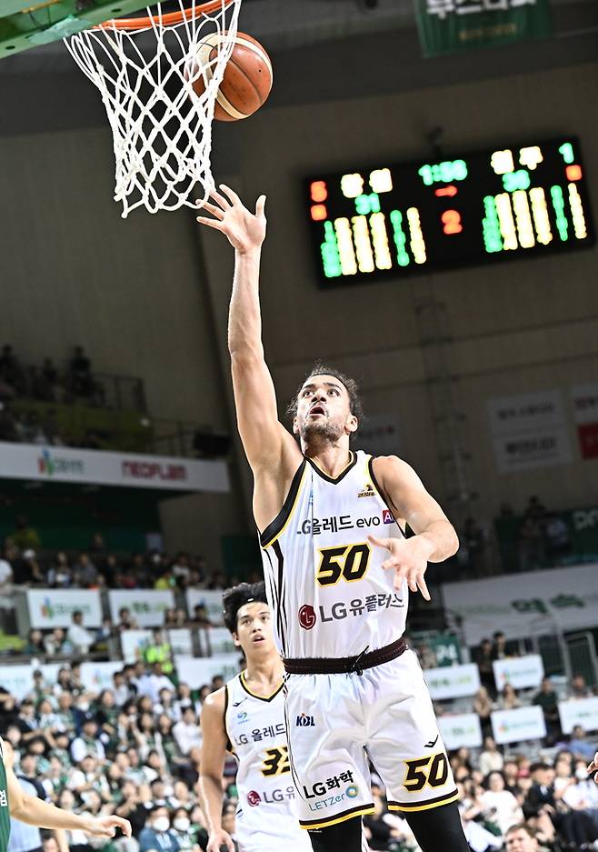 아셈 마레이가 5일 강원도 원주시 원주DB프로미아레나에서 열린 2025~26 LG전자 프로농구 정규시즌 DB전에서 슛을 시도하고 있다. 사진 | KBL