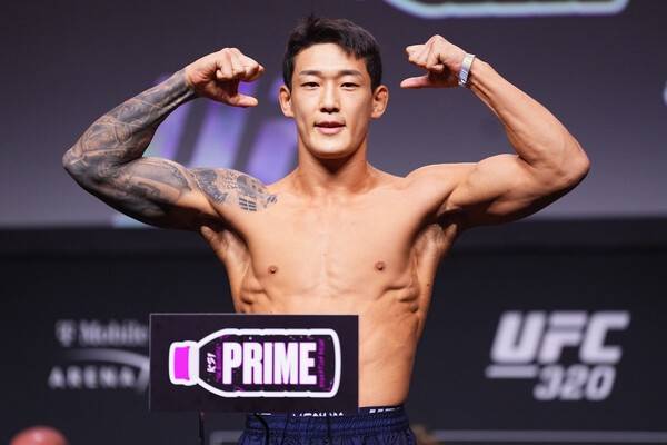 유주상이 5일 미국 네바다주 라스베이거스 티모바일 아레나에서 열린 'UFC 320' 언더 카드 제3경기 다니엘 산토스(30·브라질)와의 경기를 앞두고 체중 측정에 응하고 있다.&nbsp;/사진=게티이미지(UFC 제공)