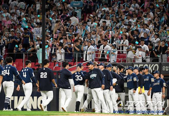 27일 광주 기아챔피언스필드에서 열린 KIA 타이거즈와 NC 다이노스의 경기. 승리한 NC 선수들이 기뻐하고 있다. 광주=박재만 기자 pjm@sportschosun.com/2025.09.27/