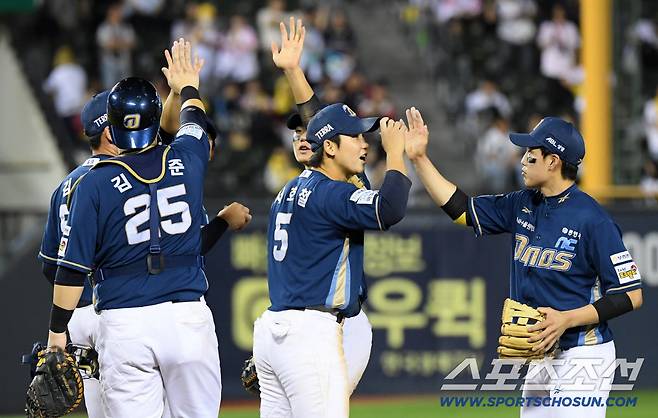 1일 잠실구장에서 열린 LG 트윈스와 NC 다이노스의 경기. 승리한 NC 선수들이 기뻐하고 있다. 잠실=박재만 기자 pjm@sportschosun.com/2025.10.01/