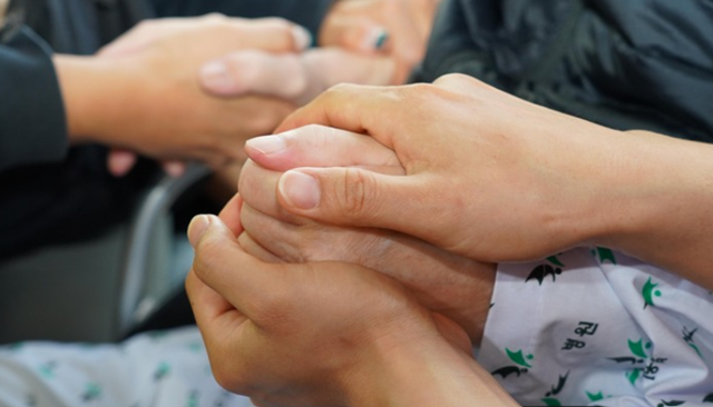 초고령사회를 진입한 지금, 정치권이 요양원과 요양병원 등 노인 복지 서비스 질을 높여 안락한 노후를 맞이할수 있도록 대비책을 마련해야 한다고 전문가들은 지적한다. 사진은 경기도 부천시 가은병원에서 한 입소자 가족이 두 손을 맞잡으며 대면 면회를 진행하고 있는 모습. /뉴시스