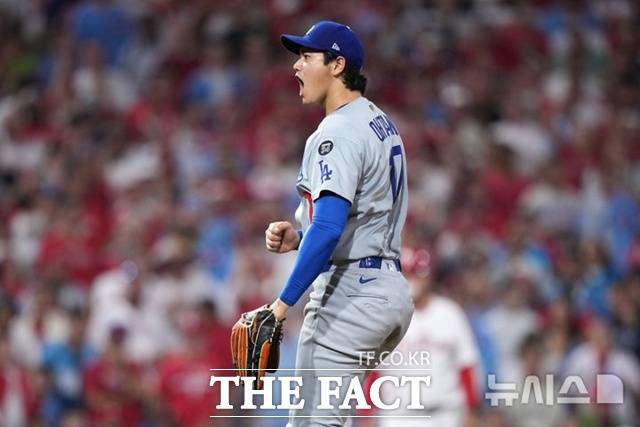 LA 다저스 오타니 쇼헤이가 5일(한국시간) 필라델피아와의 내셔널리그 디비전시리즈 1차전에서 6이닝 3실점으로 승리 투수가 됐다. 마운드에서 포효하고 있는 오타니. /필라델피아=AP.뉴시스