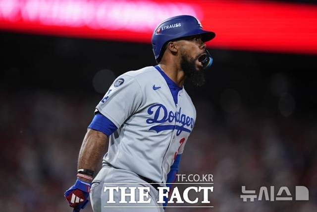 LA 다저스 테오스카 에르난데스가 5일(한국시간) 필라델피아와의 내셔널리그 디비전시리즈 1차전에서 7회초 역전 3점 홈런을 날린 뒤 포효하고 있다. /필라델피아=AP.뉴시스