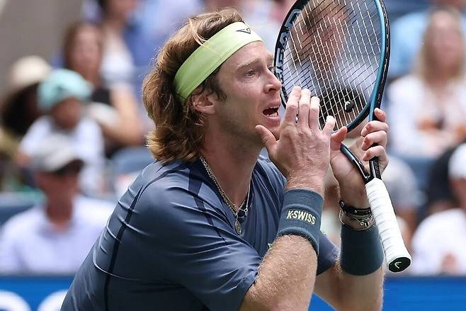 아시아 시리즈에서 3개 대회 연속으로 첫 판 탈락을 한 안드레이 루블레프