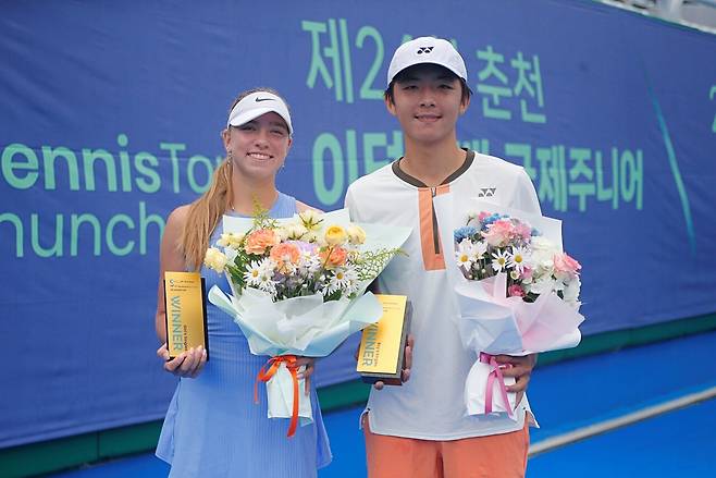 우승을 차지한 페니코바와 눌라눌리(오른쪽)