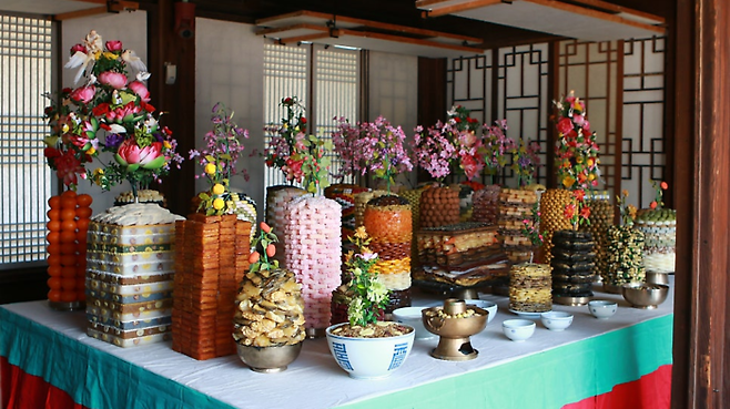 팔보당, 약과 등을 쌓아 올린 고임새. 사진은 1892년 고종 재위 30주년 축하 고배상인 '진어대탁찬안'을 궁중음식연구원이 재현한 것. 종로구청 블로그