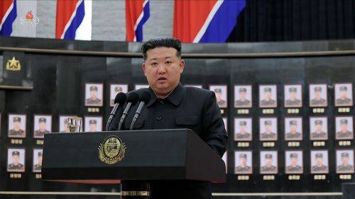 김정은 북한 국무위원장이 당 중앙위원회 본부청사에서 열린 해외작전부대 국가표창수여식 연설에서 "30~40대 군관들이 적화점을 몸으로 막고 자폭의 길을 택한 사실은 강한 충격을 주었다"고 말했다고 조선중앙TV가 22일 보도했다. 조선중앙TV 화면, 연합뉴스.