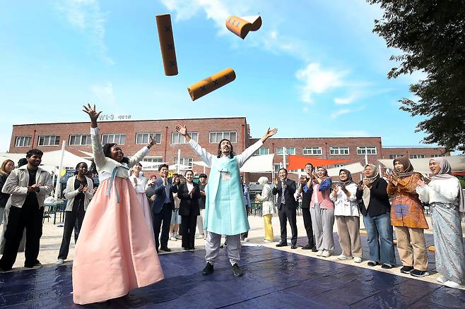 추석 연휴를 앞두고 2일 오후 경북 경산시 대구대학교 경산캠퍼스에서 열린 '추석 명절맞이 나눔 행사'에서 외국인 유학생들이 윷놀이를 즐기고 있다. /뉴스1