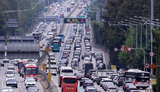 추석 연휴 첫날인 3일 오후 서울 서초구 잠원IC 부근 경부고속도로 하행선이 귀성 차량으로 정체를 빚고 있다./뉴스1