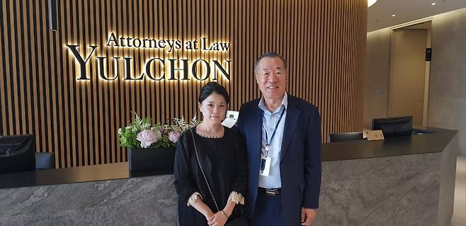 소 변호사가 맡은 조세소송 중에는 학생들에게 장학금 180억 원을 기부했다가 140억 원에 달하는 세금을 부과받은 황필상 씨 사건도 있었다. 그는 이 사건 무료변론을 맡아 7년 여 소송 끝에 대법원 취소판결을 이끌어냈고 이 공로로 ‘2018 대한민국 법무대상’에서 송무대상을 받았다. 그러나 황필상 씨는 2018년 71세의 나이로 별세해 주위를 안타깝게 했다. 이후로도 황씨 유족은 장학재단 활동을 이어가고 있다. 사무실에 찾아온 황 씨의 딸과 함께.   소순무 변호사 제공