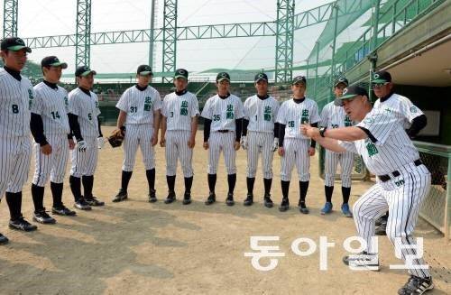 충훈고 감독 시절 열정적으로 선수들을 지도하고 있는 김인식 감독의 모습. 동아일보 DB