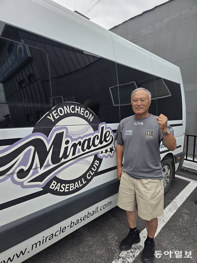 김인식 연천 미라클 감독이 선수단 버스 앞에 섰다. 연천 초창기 그는 손수 선수단 미니버스를 몰기도 했다. 이헌재 기자