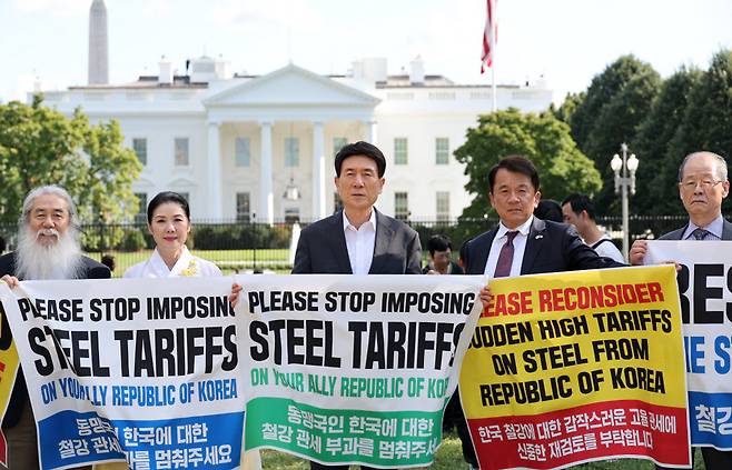 9월 미국 워싱턴에서 철강 관세에 반대하는 시위를 진행 중인 이강덕 경북 포항시장(가운데)와 일행. 포항시 제공